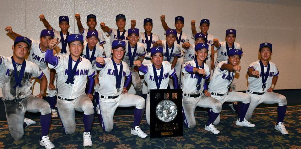 全員で侍ポーズを決める金足農ナイン＝甲子園
