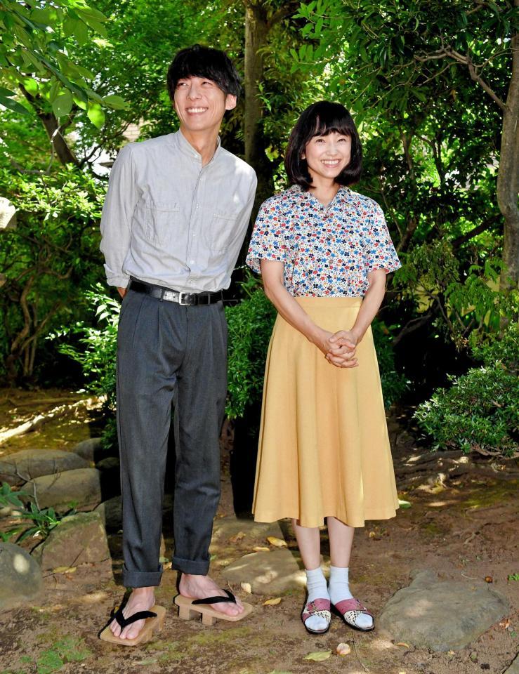 　ロケ場所の島薗邸の中庭に立ち、笑顔を見せる高橋一生（左）と永作博美＝都内