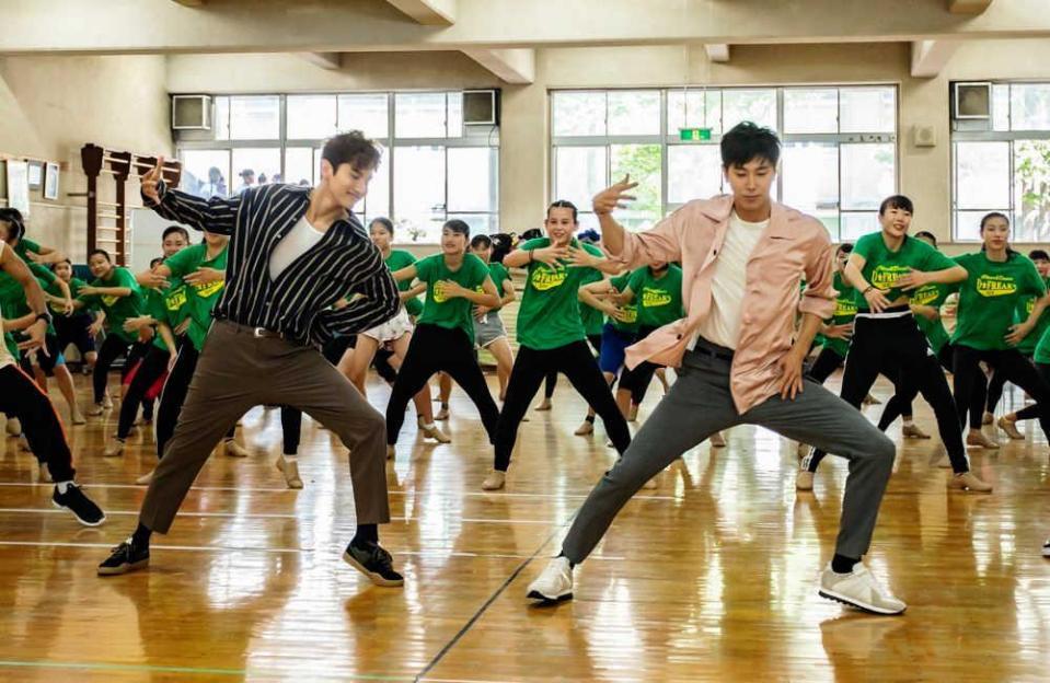 　生徒と踊るチャンミン（左）とユンホ