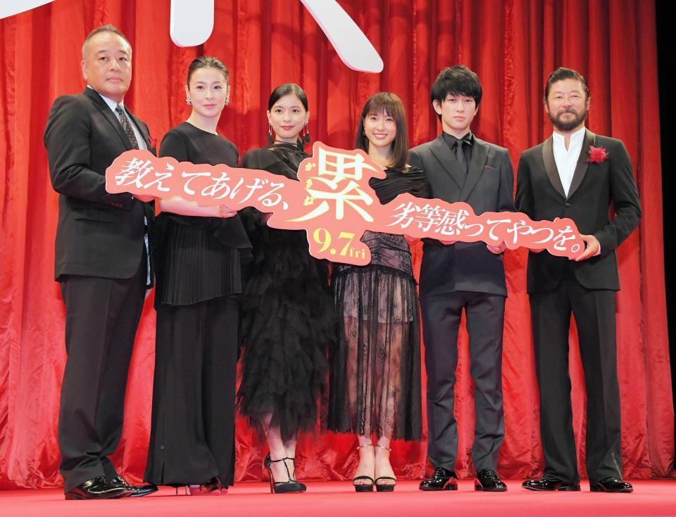 映画「累」完成披露試写会に登場した（左から）佐藤祐市監督、檀れい、芳根京子、土屋太鳳、横山裕、浅野忠信＝東京・内幸町のイイノホール（撮影・堀内翔）