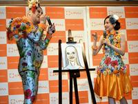 野生爆弾くっきーが書いた似顔絵が似ていないとＣＭユニット解散をほのめかすベッキー（右）＝東京・千代田区のＬＩＦＵＬＬ本社（撮影・三好信也）