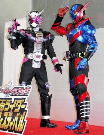 　仮面ライダービルド（右）と仮面ライダージオウ