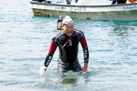「２４時間テレビ」初のトライアスロンに挑み、最初の種目・スイム１・５５キロを泳ぎ切ったみやぞん＝山梨県内の湖