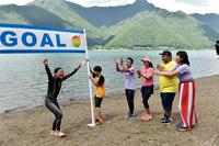 「２４時間テレビ」初のトライアスロンに挑み、最初の種目・スイム１・５５キロを泳ぎ切ったみやぞん＝山梨県内の湖