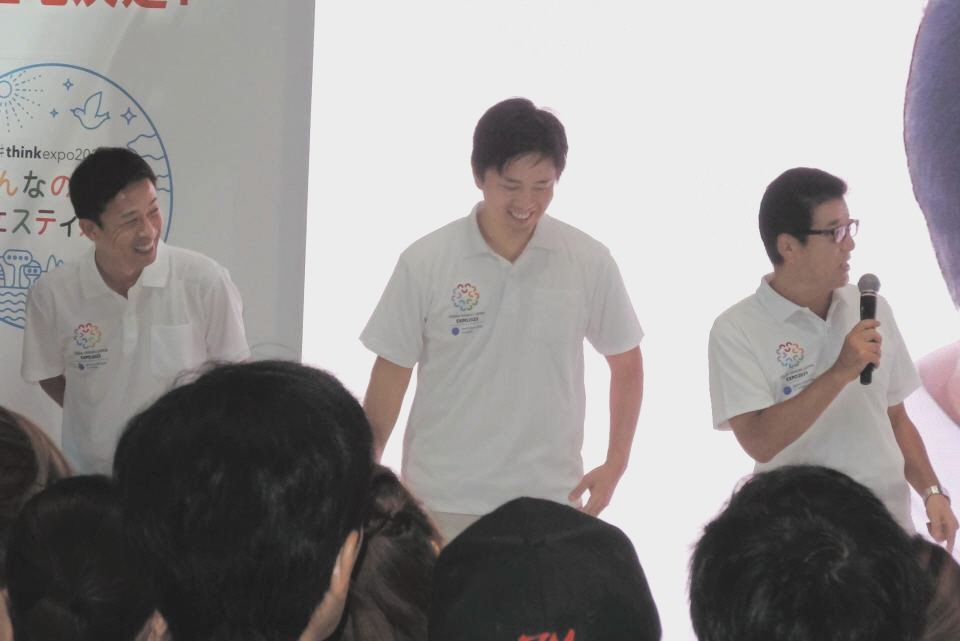 イベントに登場した（左から）赤星憲広氏、吉村洋文大阪市長、松井一郎大阪府知事＝大阪市内