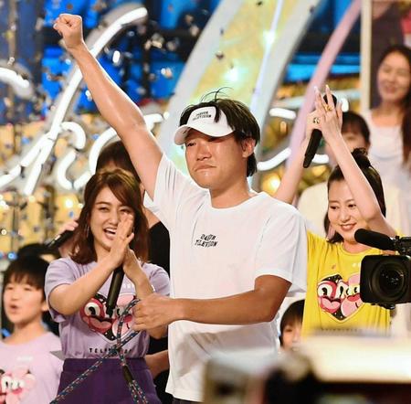 　完走しガッツポーズをするみやぞん＝日本武道館（撮影・園田高夫）