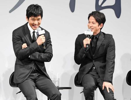 　西島秀俊（左）と談笑する岡田准一＝都内