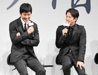 　西島秀俊（左）と談笑する岡田准一＝都内
