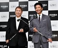 クラブを手に笑顔でポーズをとるビートたけし（左）と木村拓哉＝パークハイアット東京（撮影・西岡正）