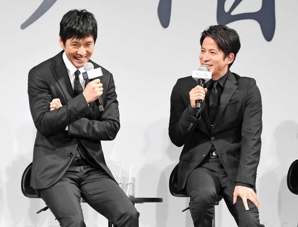 　西島秀俊（左）と談笑する岡田准一＝都内