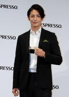 コーヒーを手に笑顔の玉木宏＝東京・トランクホテル