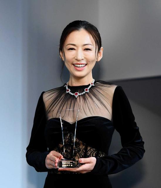 松雪泰子 ３億円超の宝石身につけ笑顔 ウーマンオブザイヤー表彰式 芸能 デイリースポーツ Online