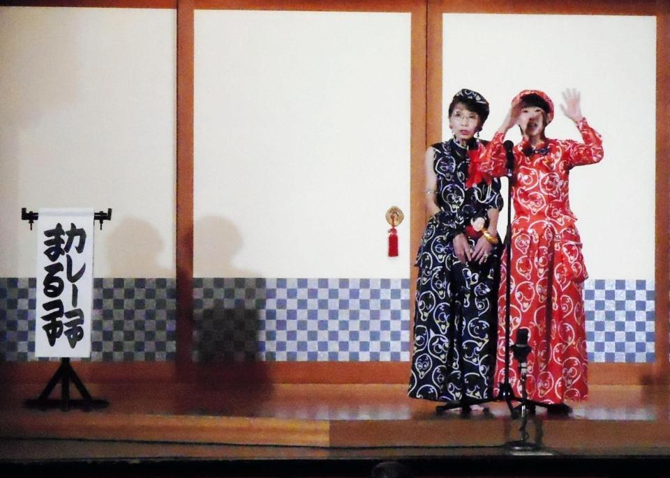 漫才デビューした娘・林家まる子（右）と母・カレー子のコンビ＝東京・浅草演芸ホール