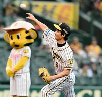 ファーストピッチセレモニーで投げるアンジャッシュ　渡部建＝甲子園（撮影・田中太一）