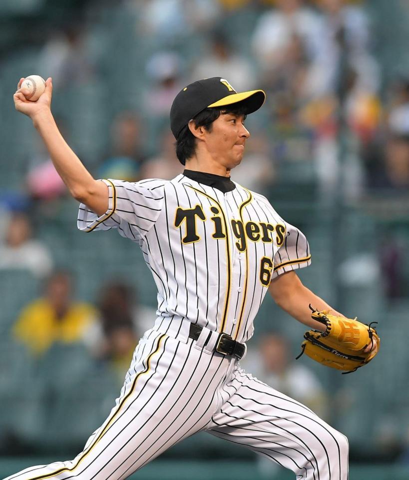 ファーストピッチセレモニーで投球するアンジャッシュ・渡部建＝甲子園（撮影・北村雅宏）