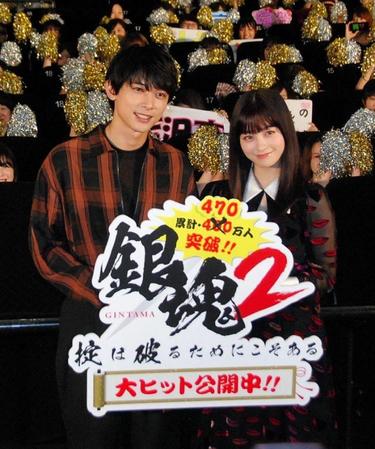 大ヒット御礼舞台あいさつに登場した橋本環奈（右）と吉沢亮＝東京・新宿ピカデリー