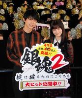 大ヒット御礼舞台あいさつに登場した橋本環奈（右）と吉沢亮＝東京・新宿ピカデリー
