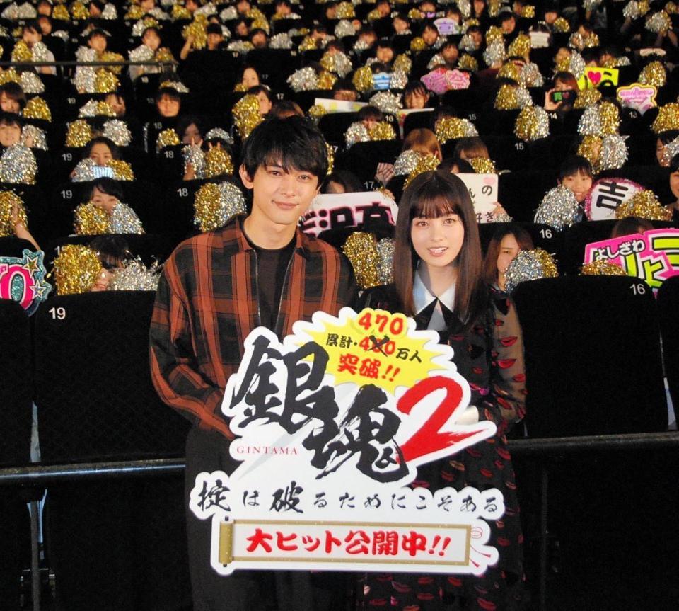 大ヒット御礼舞台あいさつに登場した橋本環奈（右）と吉沢亮＝東京・新宿ピカデリー