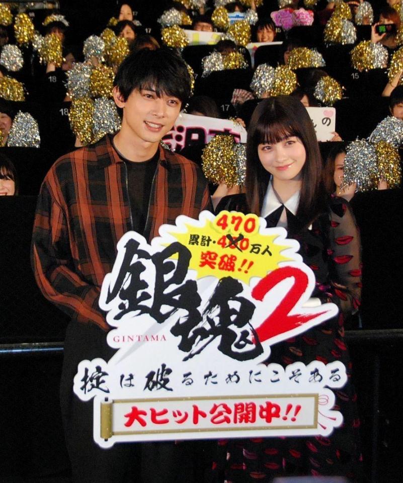 大ヒット御礼舞台あいさつに登場した橋本環奈（右）と吉沢亮＝東京・新宿ピカデリー