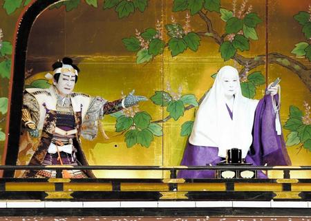 「金閣寺」で、約５年ぶりの舞台復帰を果たした中村福助（右）と中村梅玉＝東京・歌舞伎座