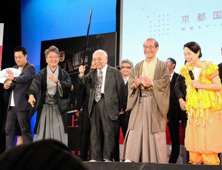 「京都国際映画祭」の発表会見に出席した中島貞夫監督（中央）＝京都市内