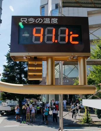 　国内観測史上最高の気温「４１・１度」を表示する埼玉県熊谷市内の温度計＝７月２３日