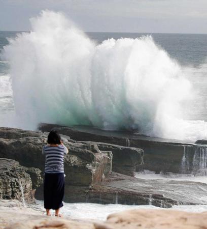 　台風２１号が近づく和歌山県白浜町の千畳敷で、打ち寄せる大波