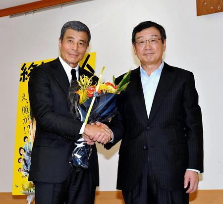 東映の多田社長から祝福の花束を贈られた舘ひろし（左）＝東京都中央区の東映本社（撮影・出月俊成）