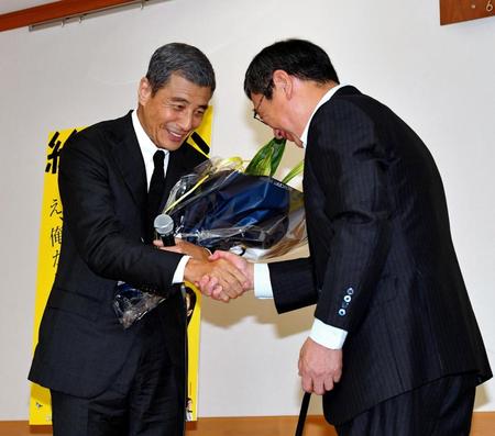 東映の多田社長から祝福の花束を贈られた舘ひろし（左）＝東京都中央区の東映本社（撮影・出月俊成）