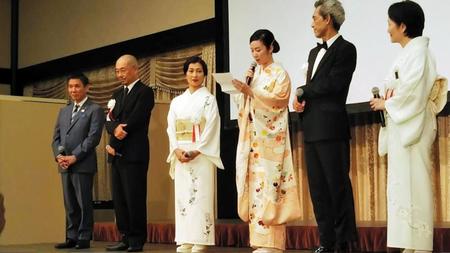 樹木希林のメッセージを代読する黒木華（右から３人目）＝東京・明治記念館