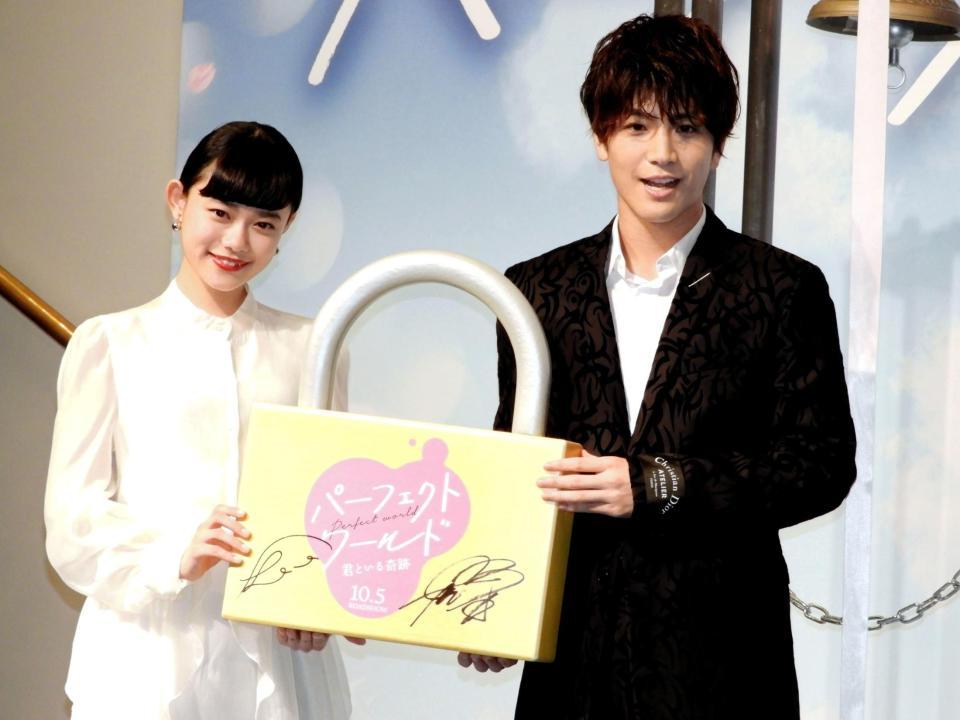 完成披露イベントに登場した岩田剛典（右）と杉咲花＝東京・有楽町