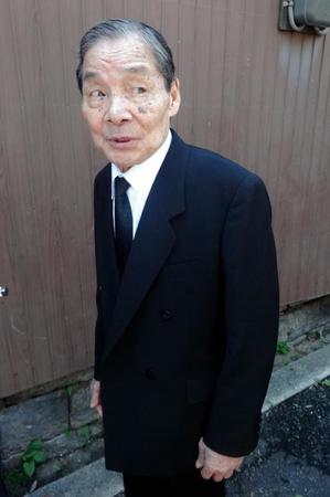 取材に応じる笑福亭仁鶴＝大阪市内