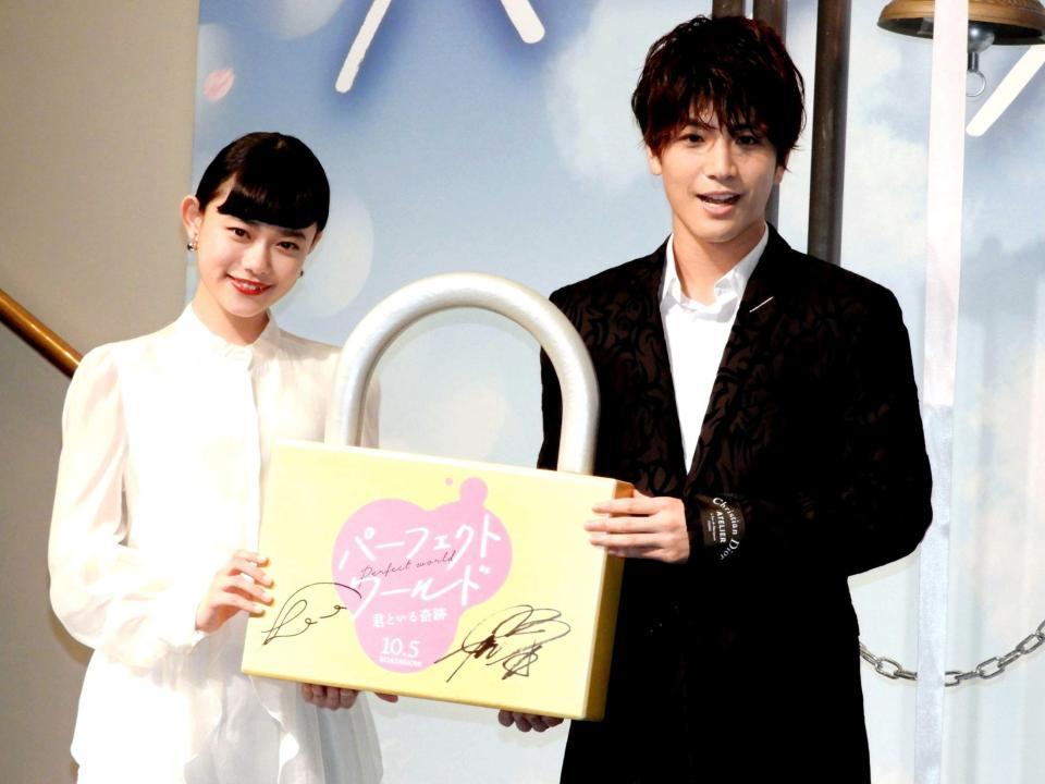 　完成披露イベントに登場した岩田剛典（右）と杉咲花＝東京・有楽町