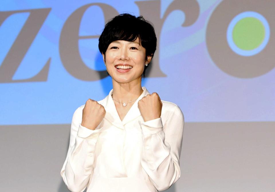 　フォトセッションでガッツポーズする有働由美子アナ＝日本テレビタワー