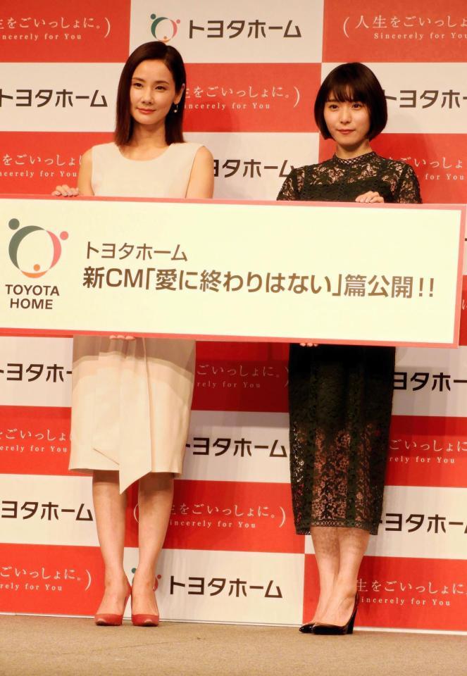 新ＣＭ発表会に登場した吉田羊（左）と松岡茉優＝東京・表参道