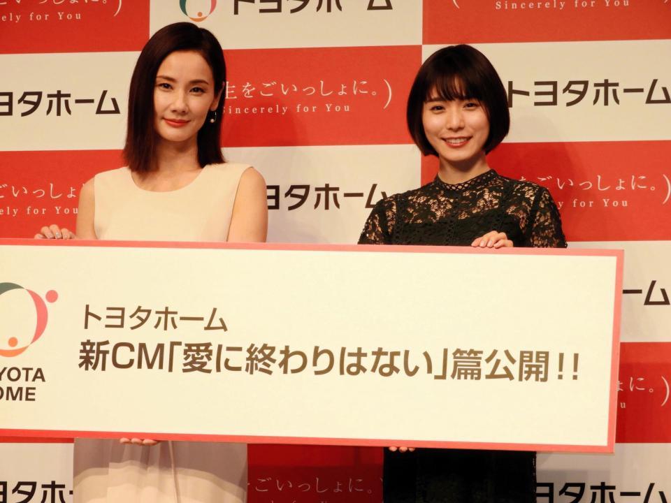 新ＣＭ発表会に登場した吉田羊（左）と松岡茉優＝東京・表参道