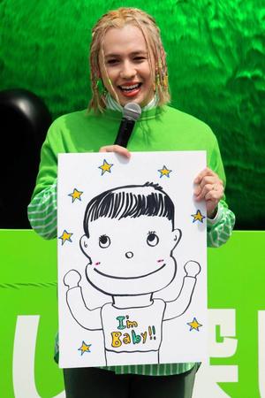 長男のリンクくんの似顔絵を公開したりゅうちぇる＝都内