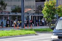 バス停にできた長蛇の列