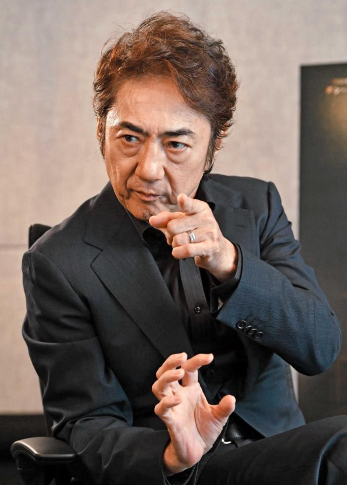 　鋭い眼光で作品への思いを語る市村正親＝都内