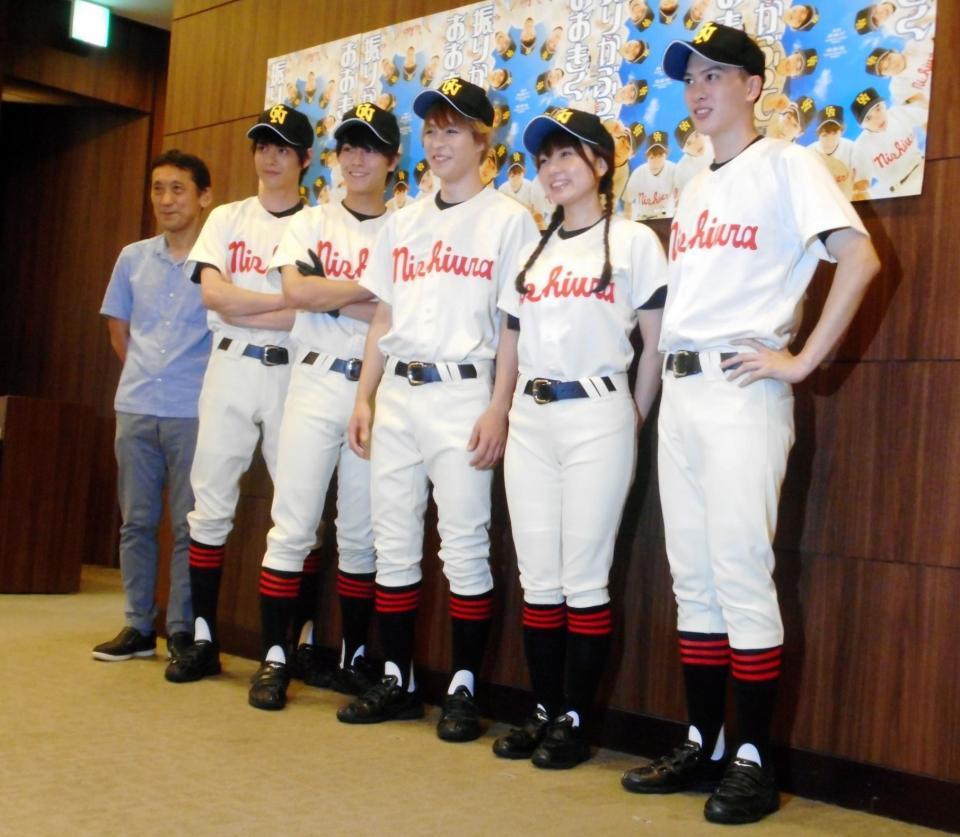 舞台「おおきく振りかぶって　夏の大会編」の公開ゲネプロを行った（右から）白又敦、渡邊安理、西銘駿、猪野広樹、大橋典之、演出の成井豊氏＝東京・池袋のサンシャイン劇場