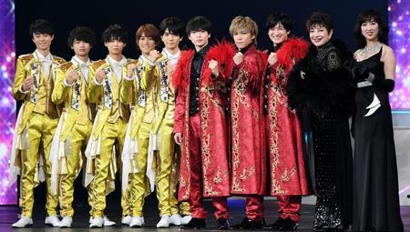 初日を迎え気合が入る（右から）鳳蘭、紫吹淳、宮田俊哉、玉森裕太、千賀健永、ＨｉＨｉＪｅｔｓの高橋優斗、橋本涼、井上瑞稀、猪狩蒼弥、作間龍斗＝帝国劇場