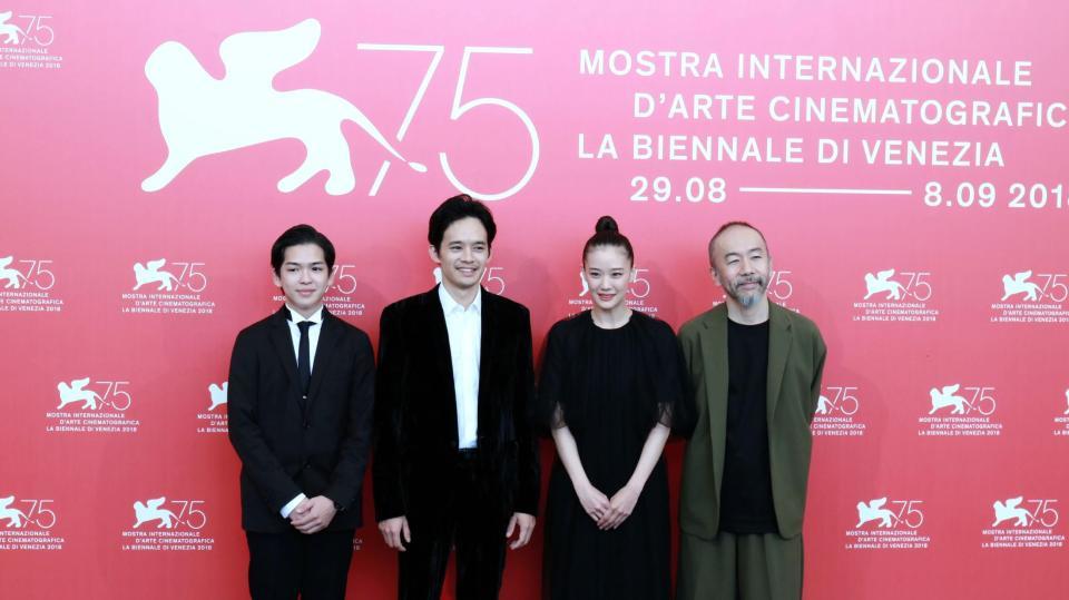 　ヴェネチア国際映画祭でフォトコールに出席した「斬、」の（左から）前田隆成、池松壮亮、蒼井優、塚本晋也監督