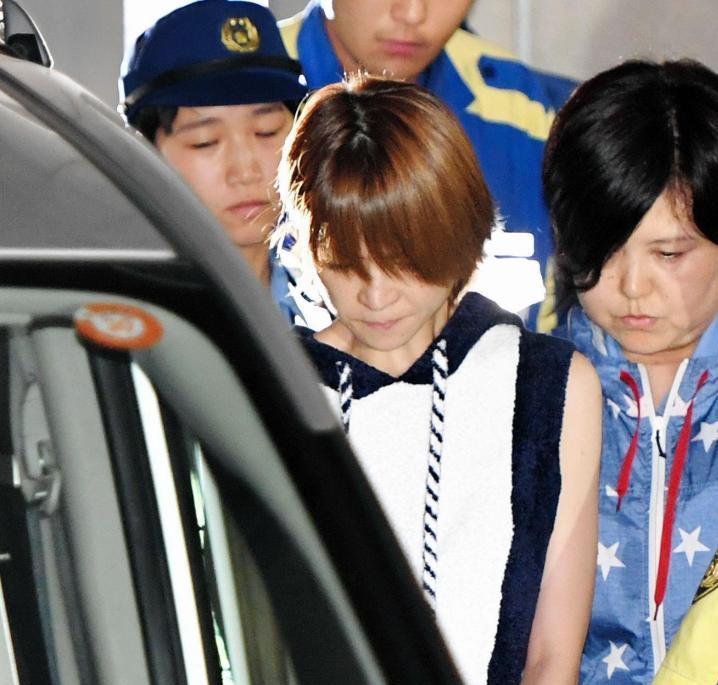 　警察車両で移送される吉澤ひとみ容疑者＝６日