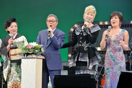 　合同コンサートで熱唱する（左から）松前ひろ子、北島三郎、瀬川瑛子、キム・ヨンジャ＝東京・中野サンプラザ