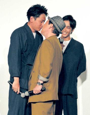 ダチョウ倶楽部の定番ネタでキスをする山下健二郎（左）と上島竜兵＝東京・豊洲　