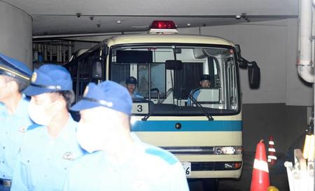 警察署を出る高橋祐也容疑者を乗せたと思われる車両＝渋谷警察署（撮影・棚橋慶太）