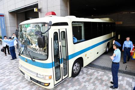 警察署を出る高橋祐也容疑者を乗せたと思われる車両＝渋谷警察署（撮影・棚橋慶太）