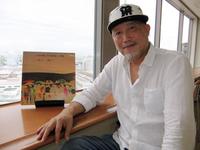 ８２年の名盤「大宇宙無限力神」を傍らに笑顔のＮＡＮＩＷＡ　ＥＸＰＲＥＳＳ・清水興＝神戸市のデイリースポーツ