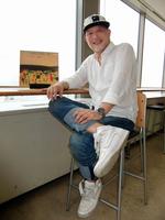 ８２年の名盤「大宇宙無限力神」を傍らに笑顔のＮＡＮＩＷＡ　ＥＸＰＲＥＳＳ・清水興＝神戸市のデイリースポーツ