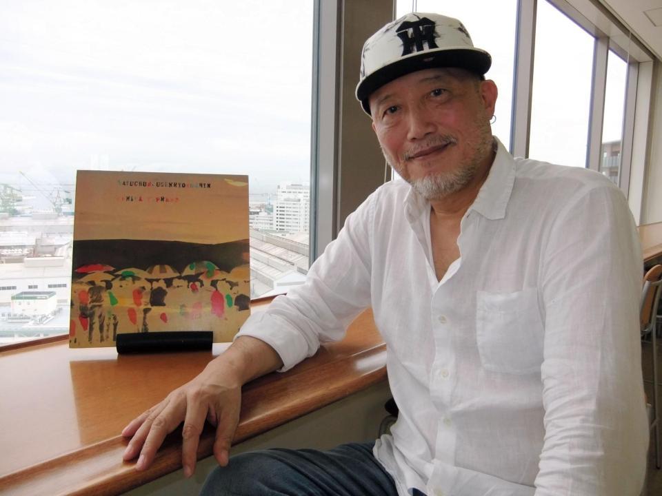 ８２年の名盤「大宇宙無限力神」を傍らに笑顔のＮＡＮＩＷＡ　ＥＸＰＲＥＳＳ・清水興＝神戸市のデイリースポーツ